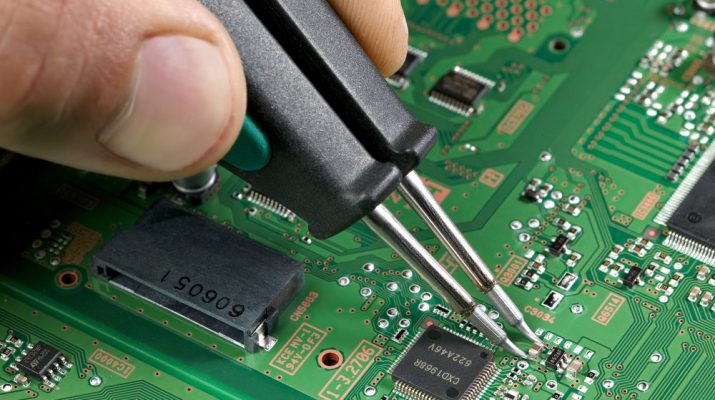 Soldering_a_0805-715x400