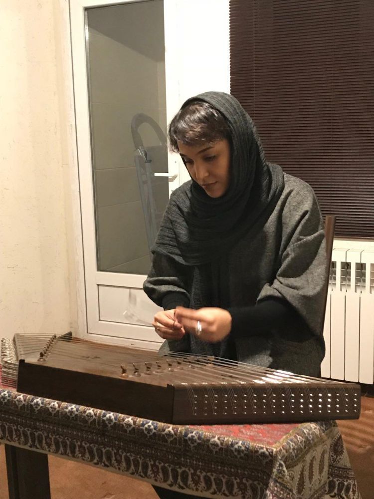 دنیا دبیری