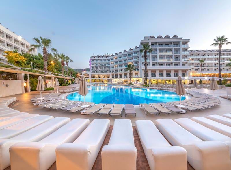 grand-ideal-premium-outdoor-pool
