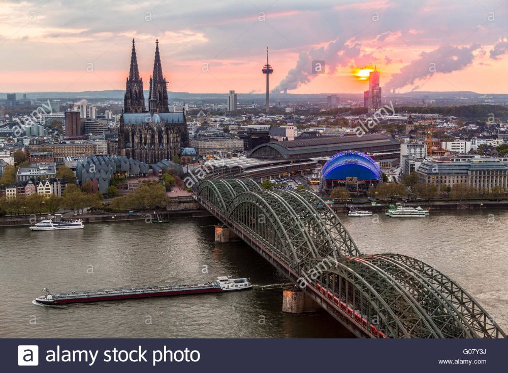 cologne-cathedral-river-rhine-railway-bridge-hohenzollern-skyline-G07Y3J