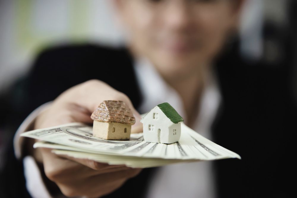 20230820122200_[fpdl.in]_business-man-show-money-bank-note-make-financial-plan-invite-people-sell-buy-house-car-monetary-properties-loan-credit-insurance-concept_1150-13576_full