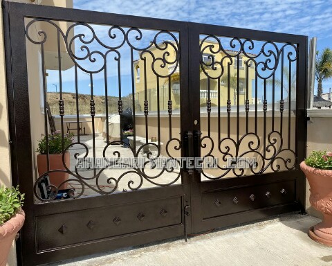 طراحی-و-ساخت-درب-فلزی-480x384