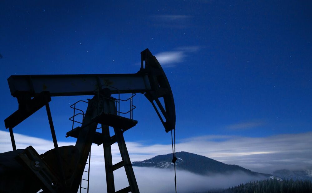 oil-pump-silhouette-night_1182-764