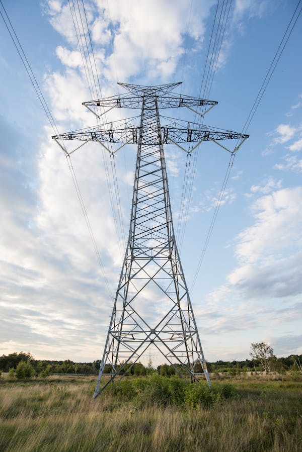 electricity-pole-pylon-wires-722700