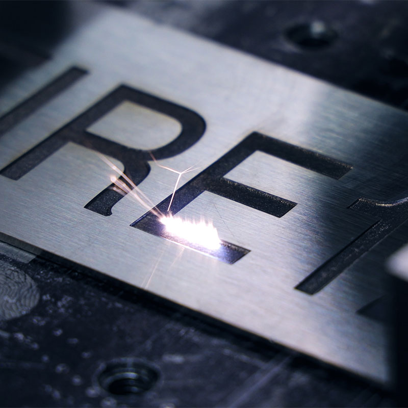 deep-engraving-with-ultrafast-picosecond-laser