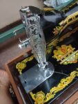چرخ خیاطی دستی قدیمی کار کرده قدمت۵۰سال وقیمت۴۰۰۰۰ملیون