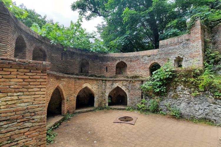 where-is-ghale-rudkhan-castle-artchitecture