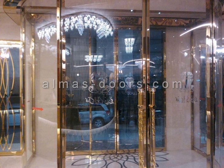 درب-اتوماتیک-شیشه-ای-کرو-–-خم-نیم-دایره-740x555